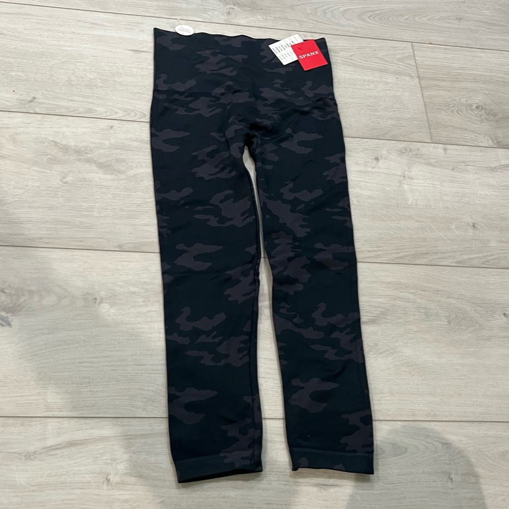 Spanx cropped leggings size M